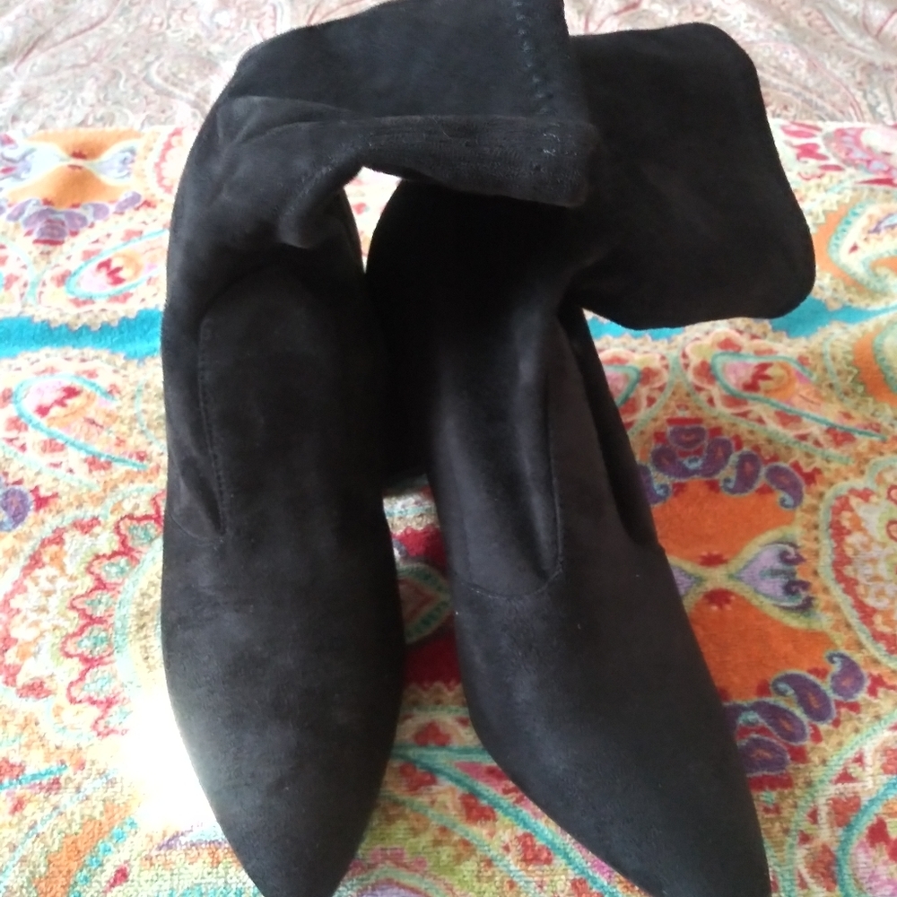 A pair of 👢